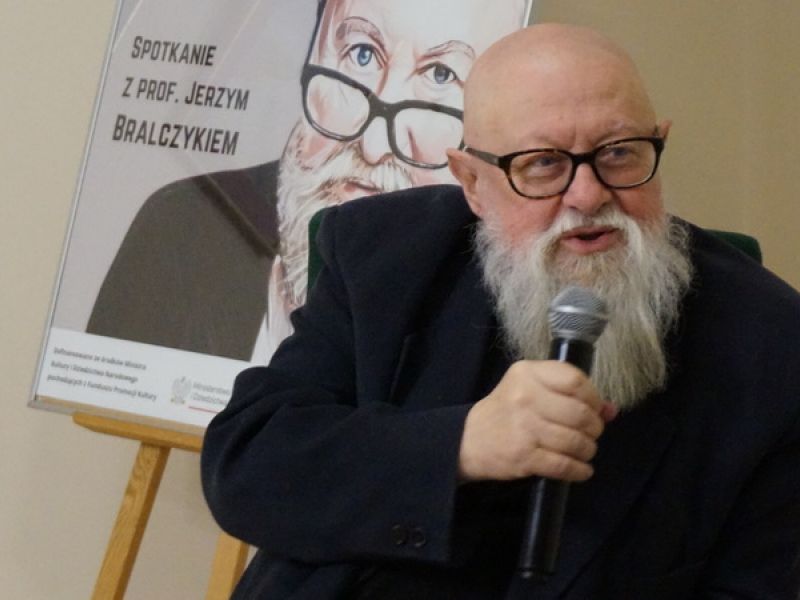 Na zdjęciu profesor Jerzy Bralczyk w trakcie wykładu dot. jezykoznawstwa