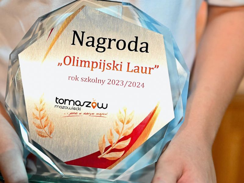 Na zdjęciu statuetka Olimpijski Laur wręczana uzdolnionym uczniom