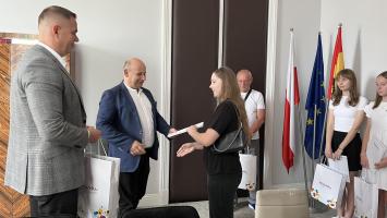 Prezydent miasta wręczył nagrody młodym sportowcom za osiągnięcia sportowe